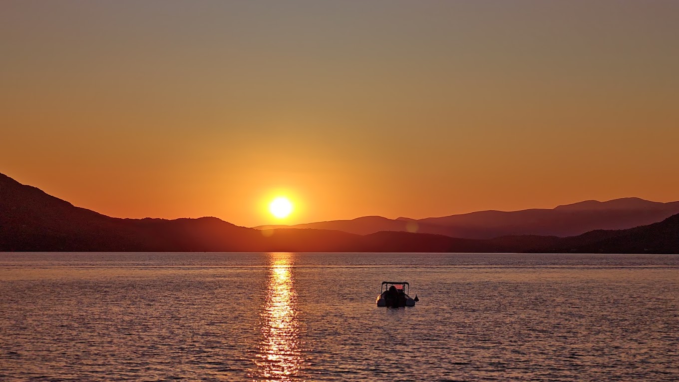 Ηλιοβασίλεμα στο Αιγαίο από τα Λουτρά Αιδηψού